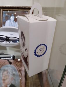 2012 Октябрь Подарочная коробка, изготовленная Ann Ziff к 50-летию